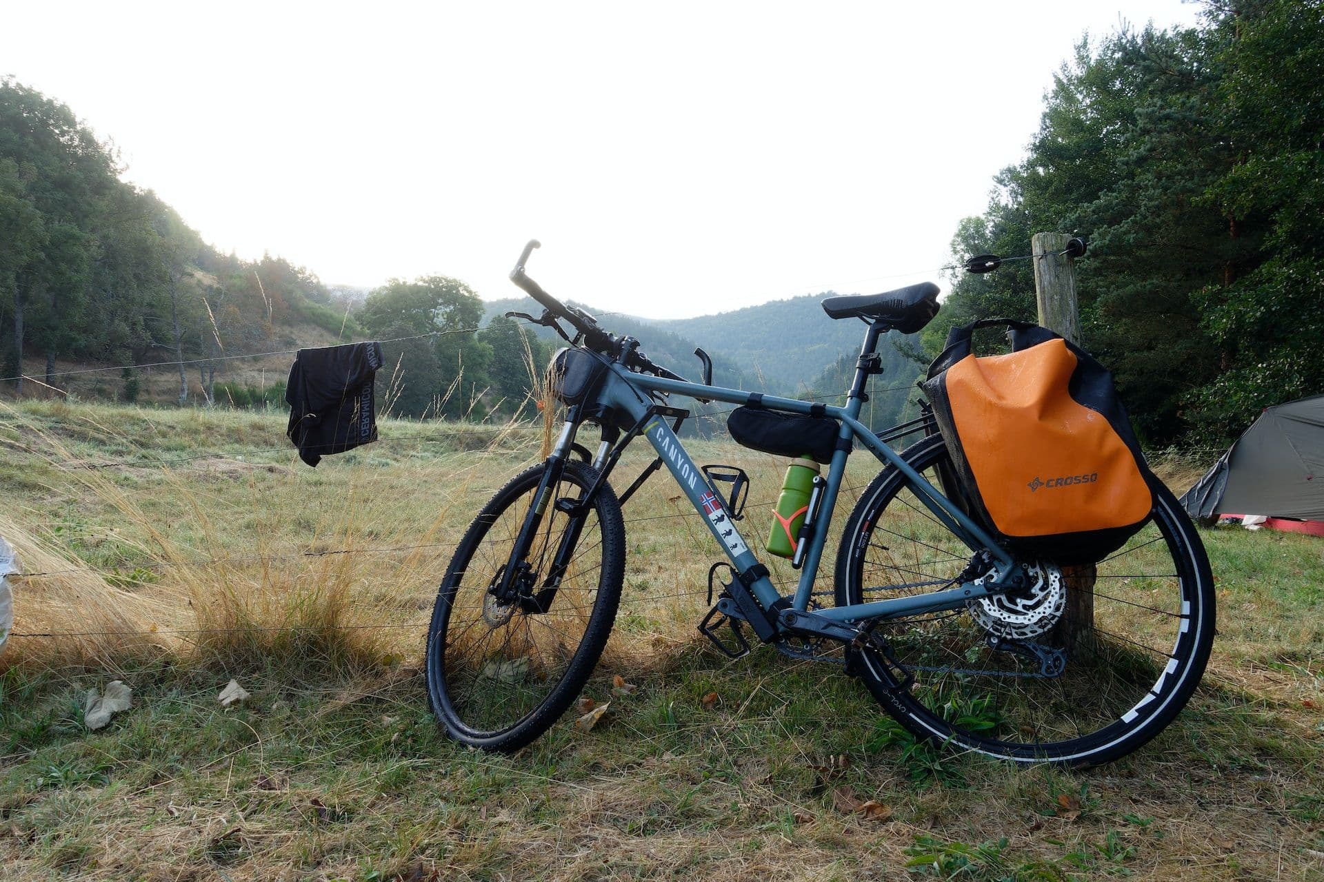 Comment <blue>débuter avec le bivouac</blue> en bikepacking ?
