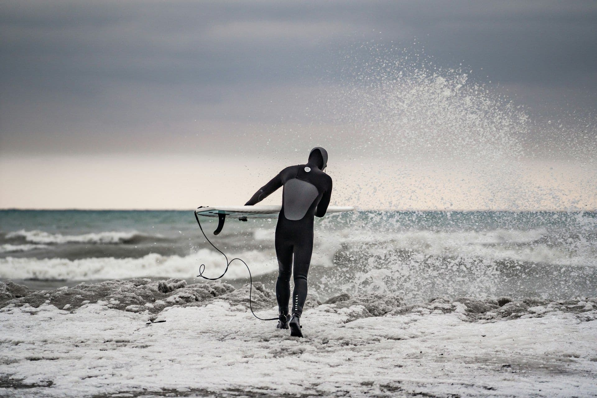 Les meilleurs spots pour <blue>faire du surf en Hiver</blue> en France-image