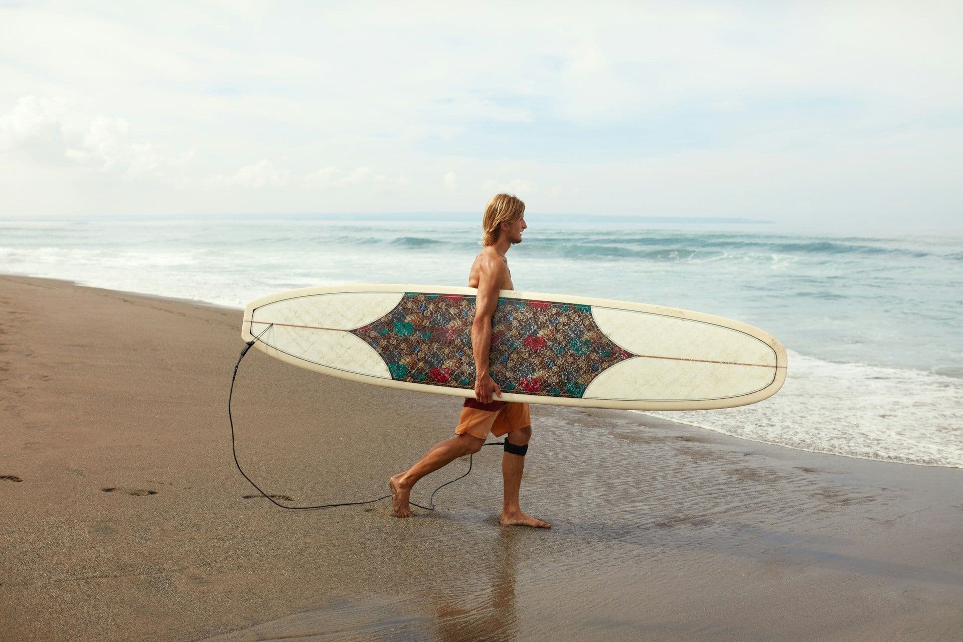 Comment choisir son <blue>leash de surf</blue> ? Tous nos conseils !