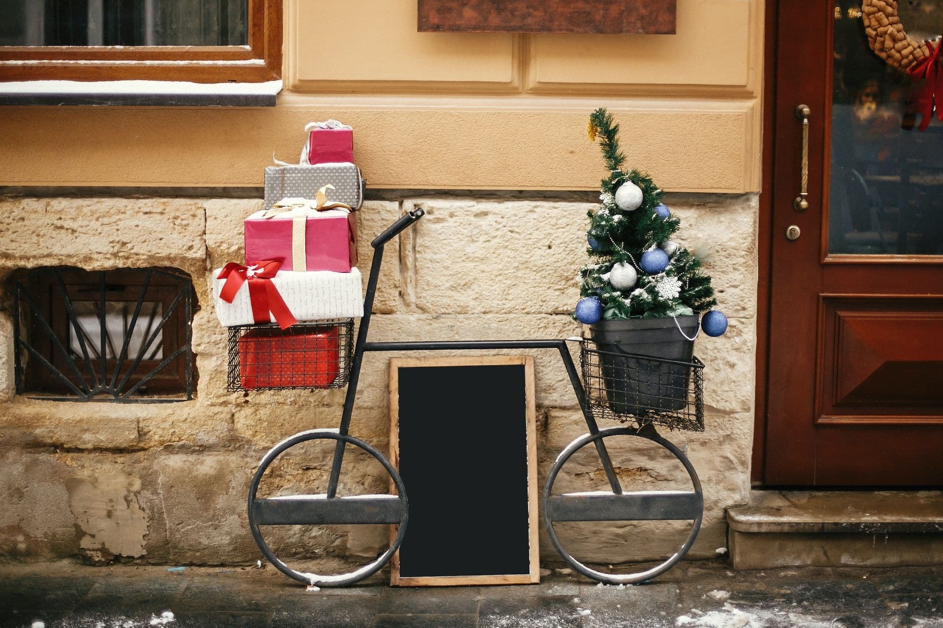 10 idées de cadeaux pour <red>un accro au voyage à vélo</red>